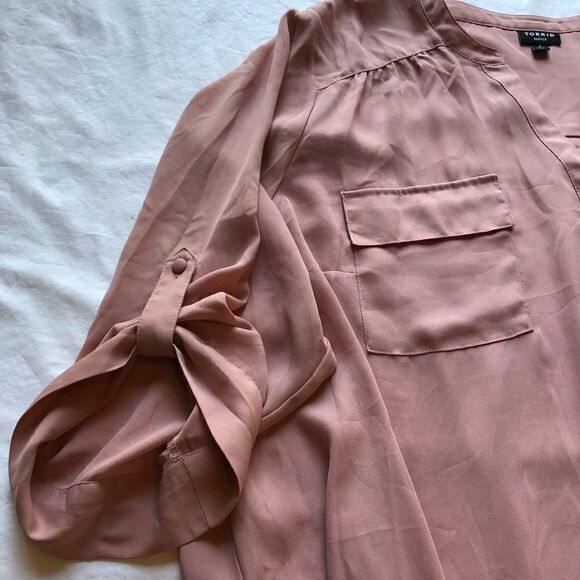 Torrid Blouse Harper V neck 3/4 sleeve Mauve button up sleeves Size 4 - Picture 5 of 6